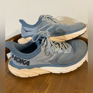 HOKA Women's Arahi 5 Running Shoes